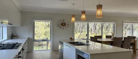 Mikrovågsugn, ugn, spishäll och diskmaskin