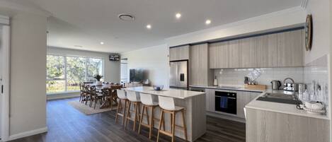 Microondas, horno, placa de cocina y lavavajillas