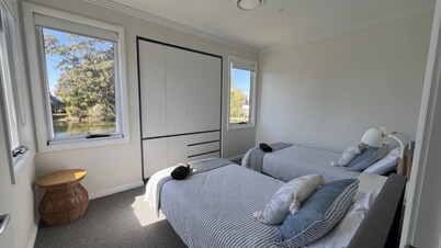 La Dolce Vita - Beautiful spacious Waterfront home
