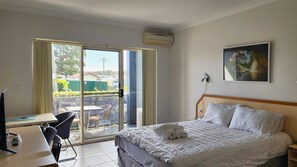 1 bedroom, WiFi - Jopen Motel Unit 4 - In the heart of town (Sussex Inlet)