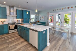 電子レンジ、オーブン、コンロ、食器洗い機