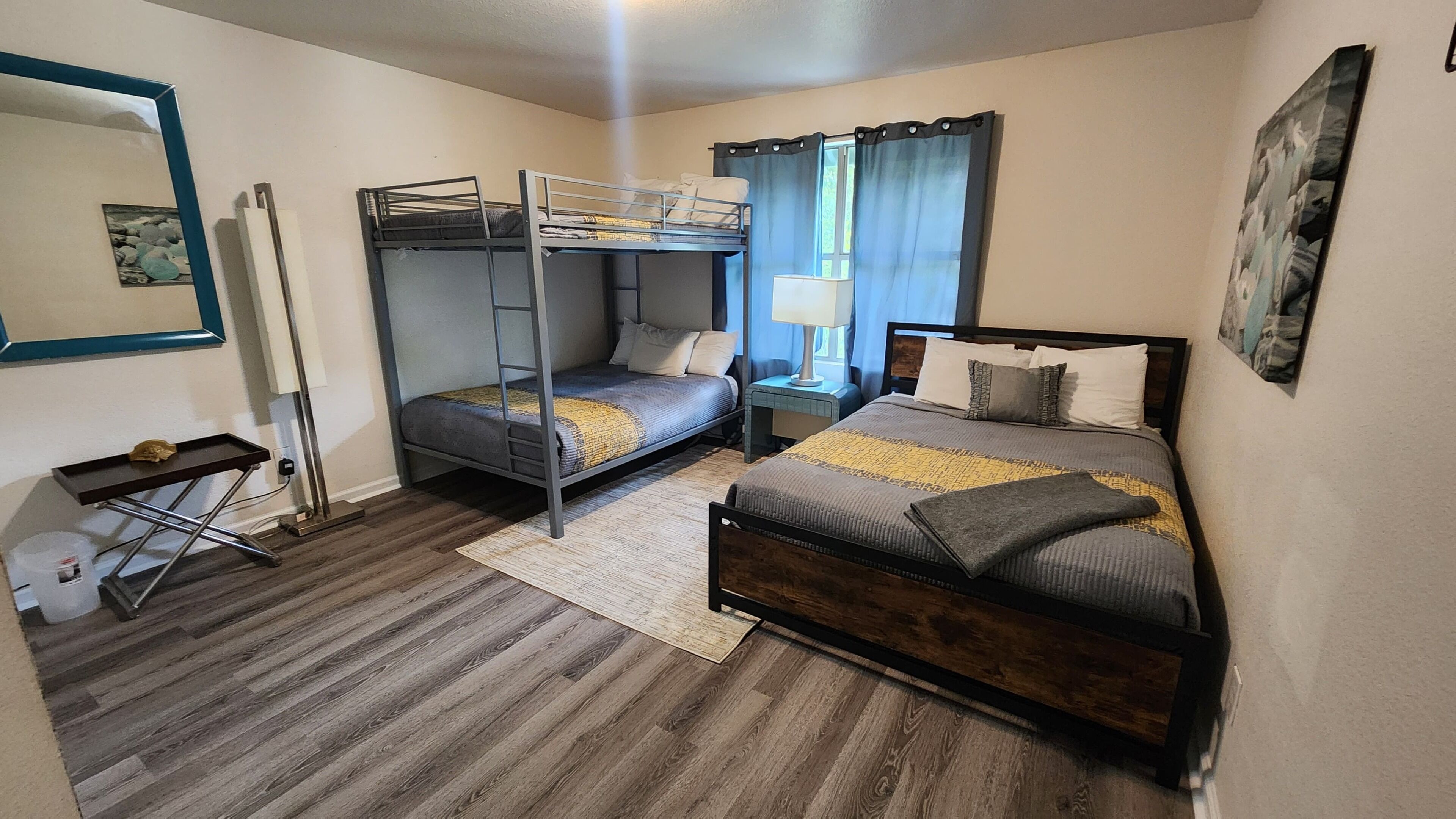 4 bedrooms, iron/ironing board, WiFi, bed sheets