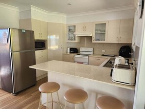 Mikrowelle, Ofen, Herdplatte, Geschirrspüler