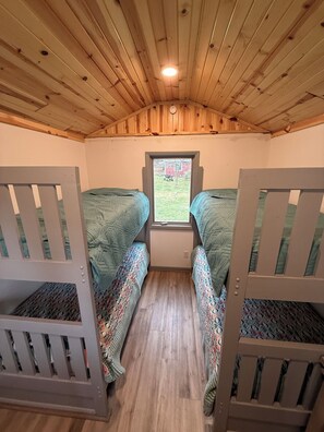 4 bedrooms, iron/ironing board, Internet, bed sheets