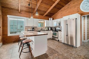 Microwave, oven, stovetop, dishwasher - Lakefront, Year-Round Stony Lake Hideaway (Shelby)