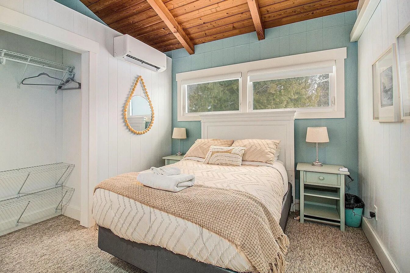 4 bedrooms, iron/ironing board, internet, bed sheets