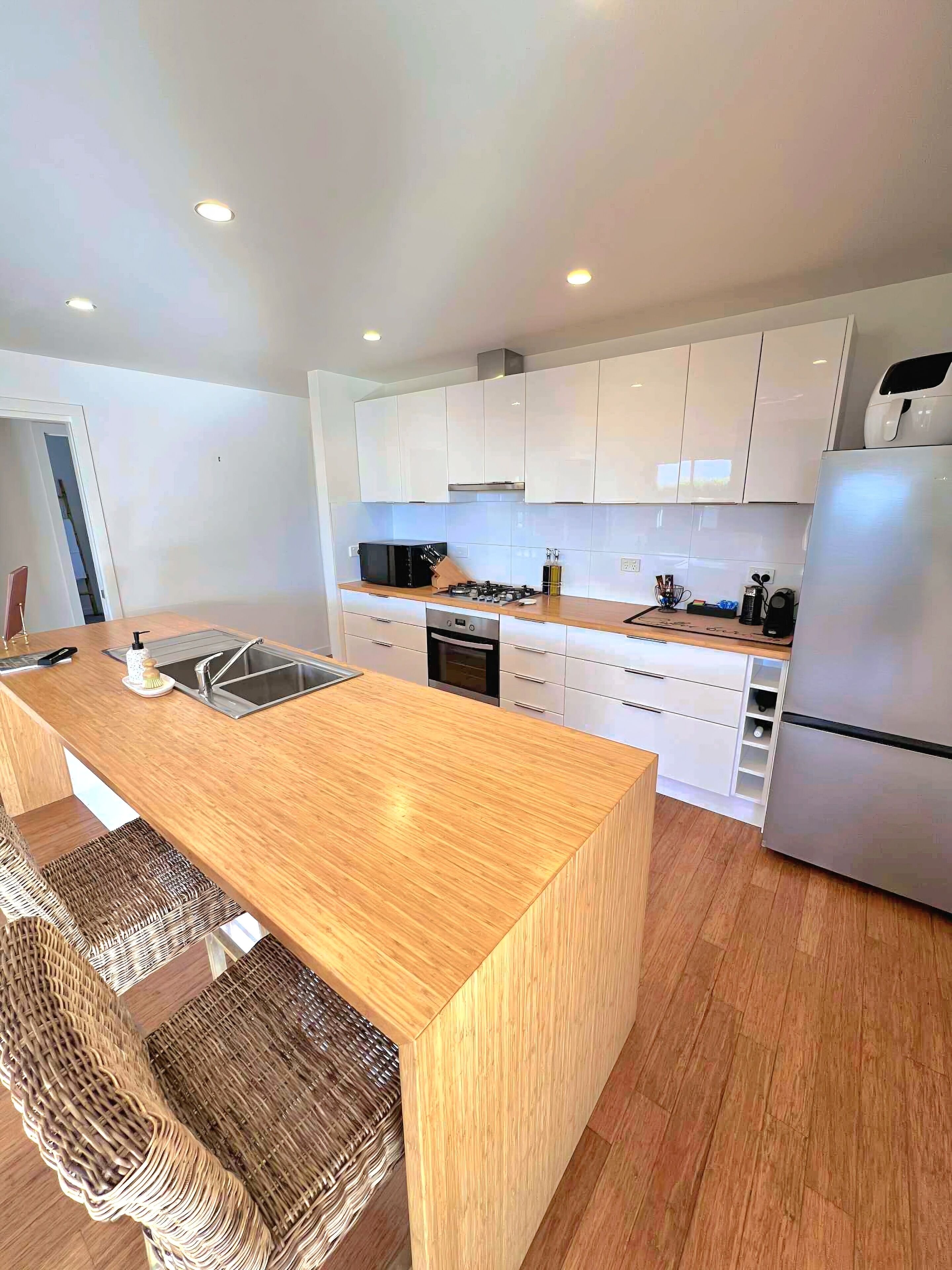 Een microgolfoven, een oven, een kookplaat, een vaatwasser