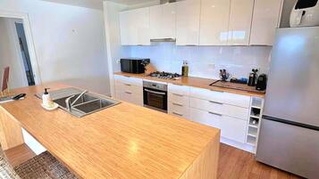 Micro-ondes, four, plaque de cuisson, lave-vaisselle