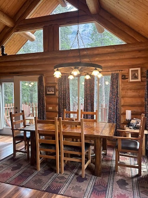 Dining - Lamar Valley Mountain Cabin (Silver Gate)