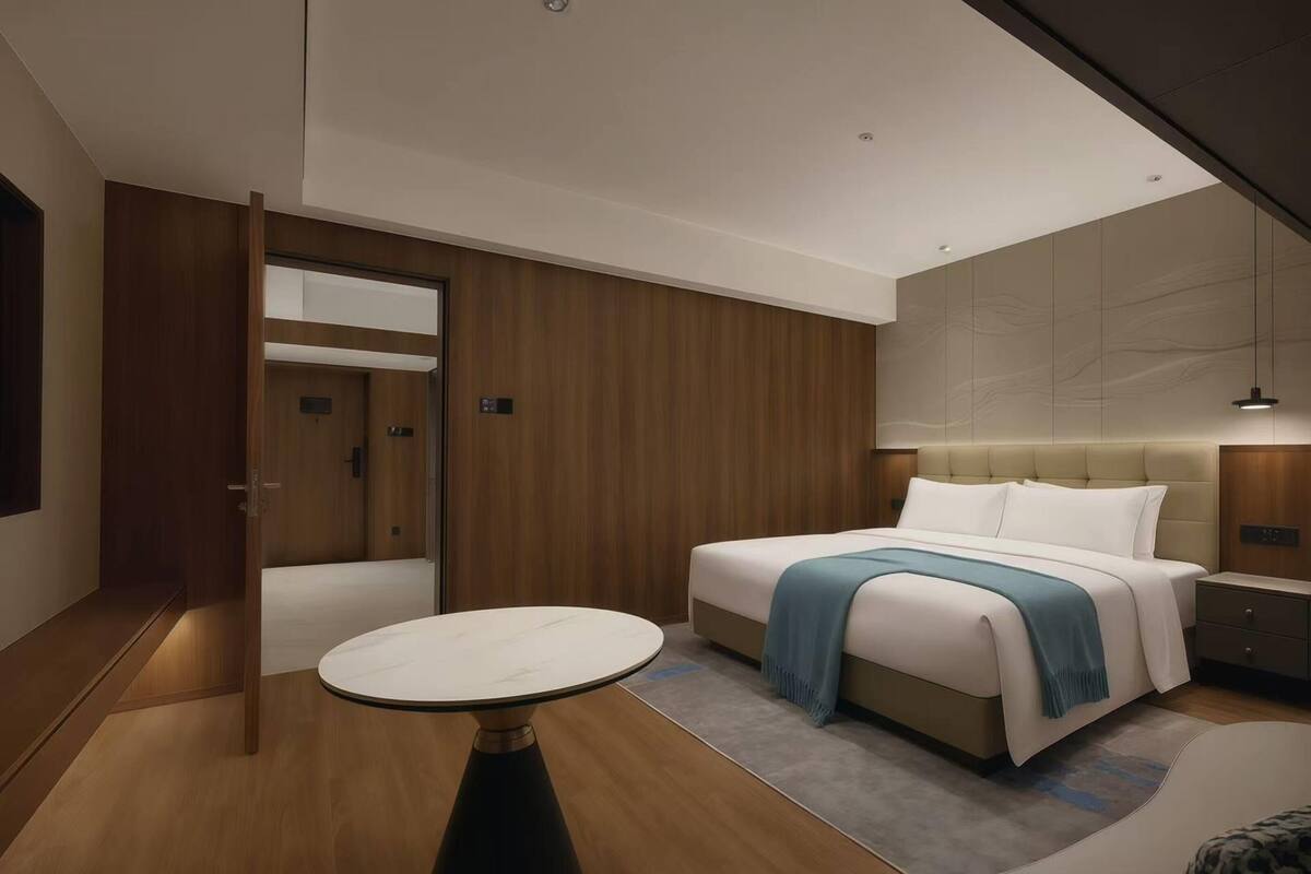 Business Suite, 1 King Bed, Smoking, City View