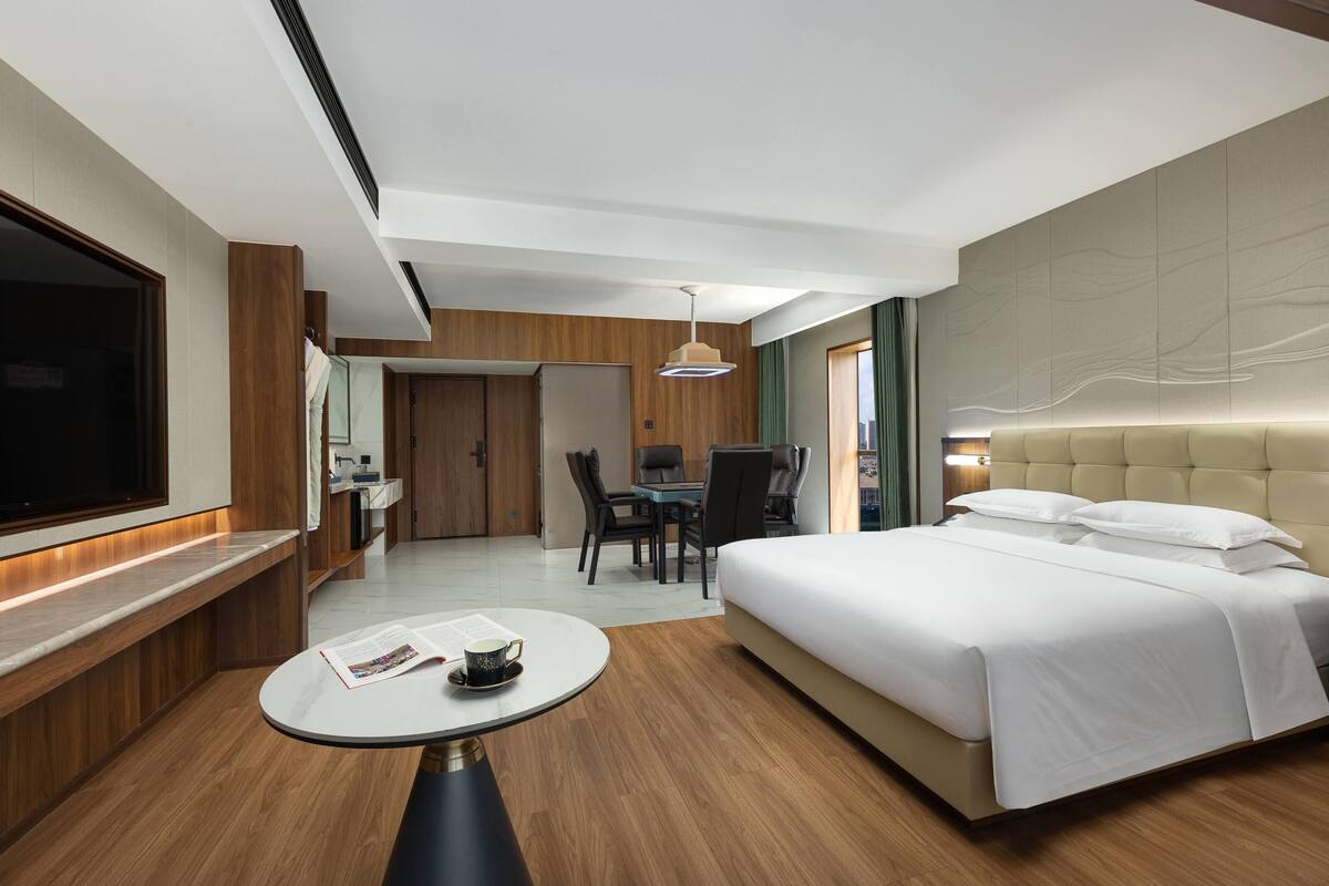 Room, 1 King Bed, Smoking (Mahjong)