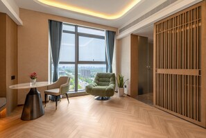 套房, 1 張特大雙人床, 非吸煙房 (Sky View) | 起居區