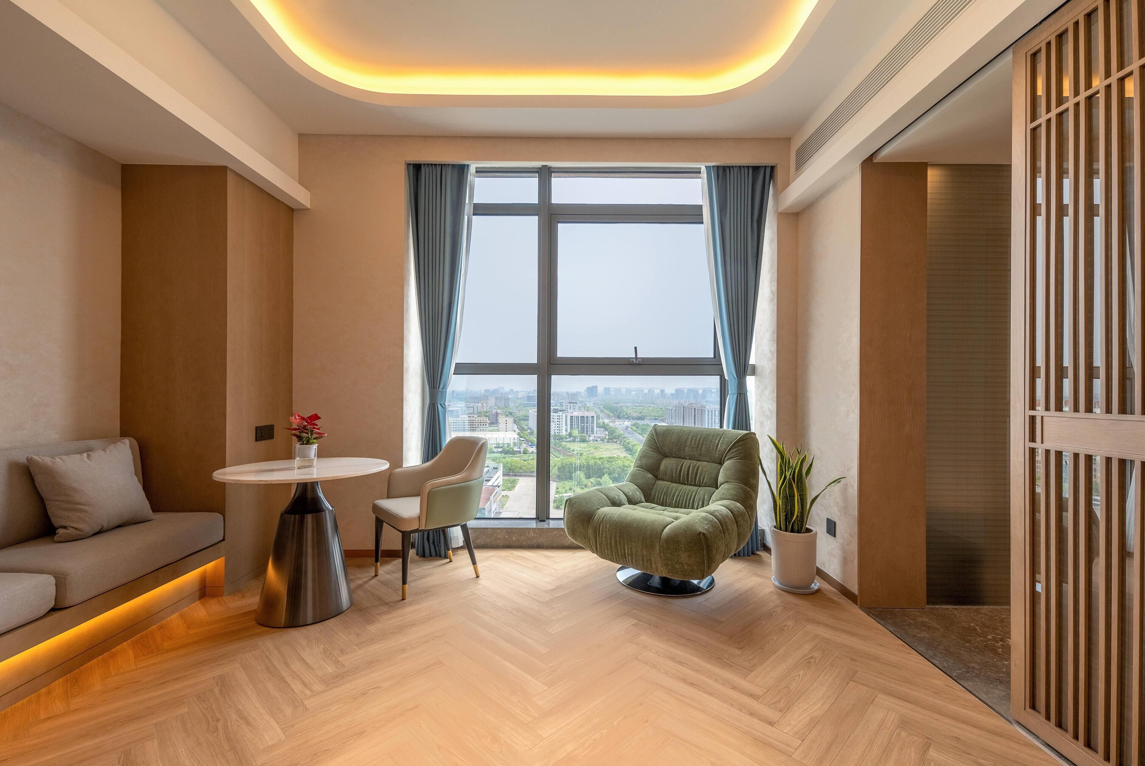 Suite, 1 King Bed, Non Smoking (Sky View)