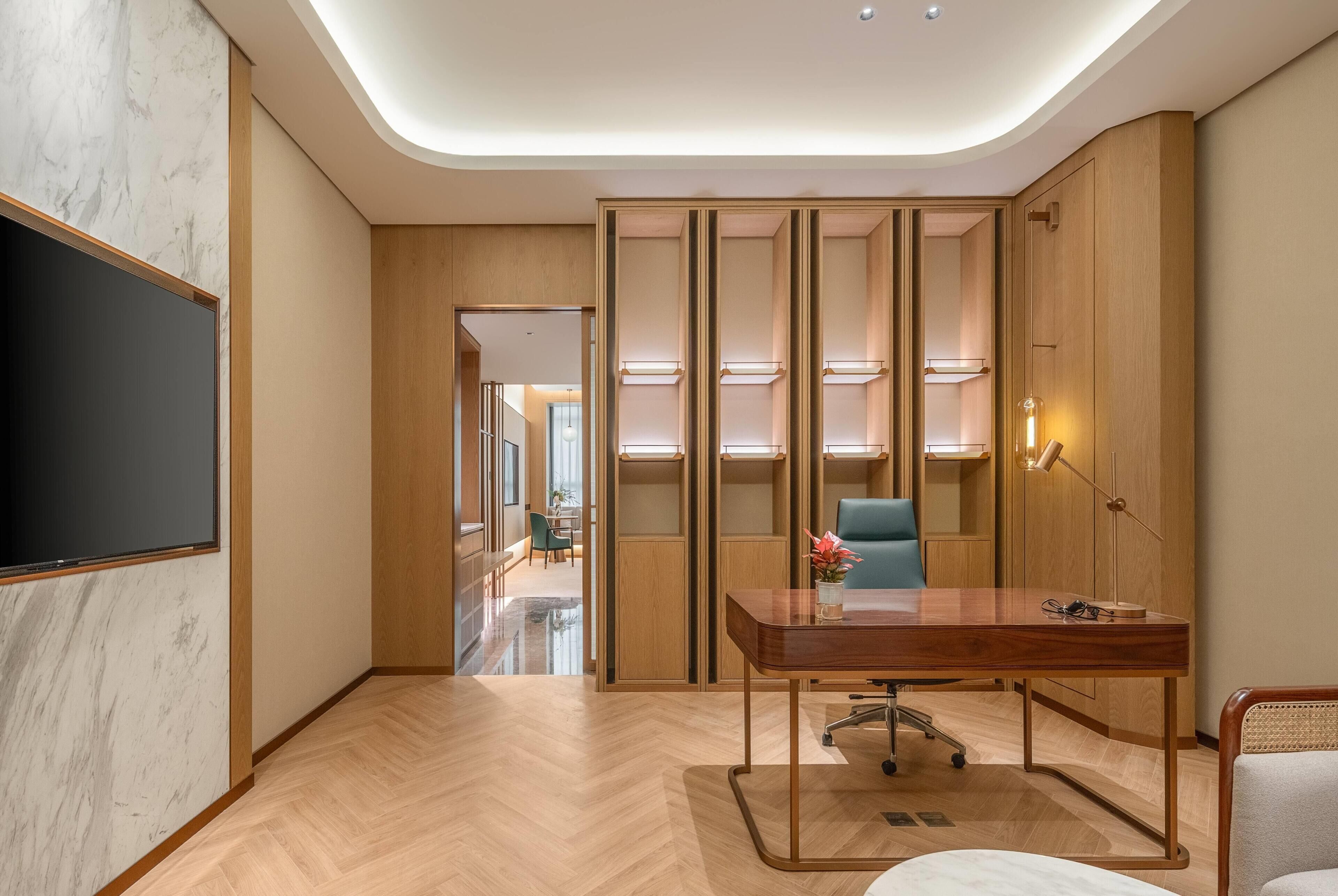 Suite, 1 King Bed, Non Smoking (CEO)