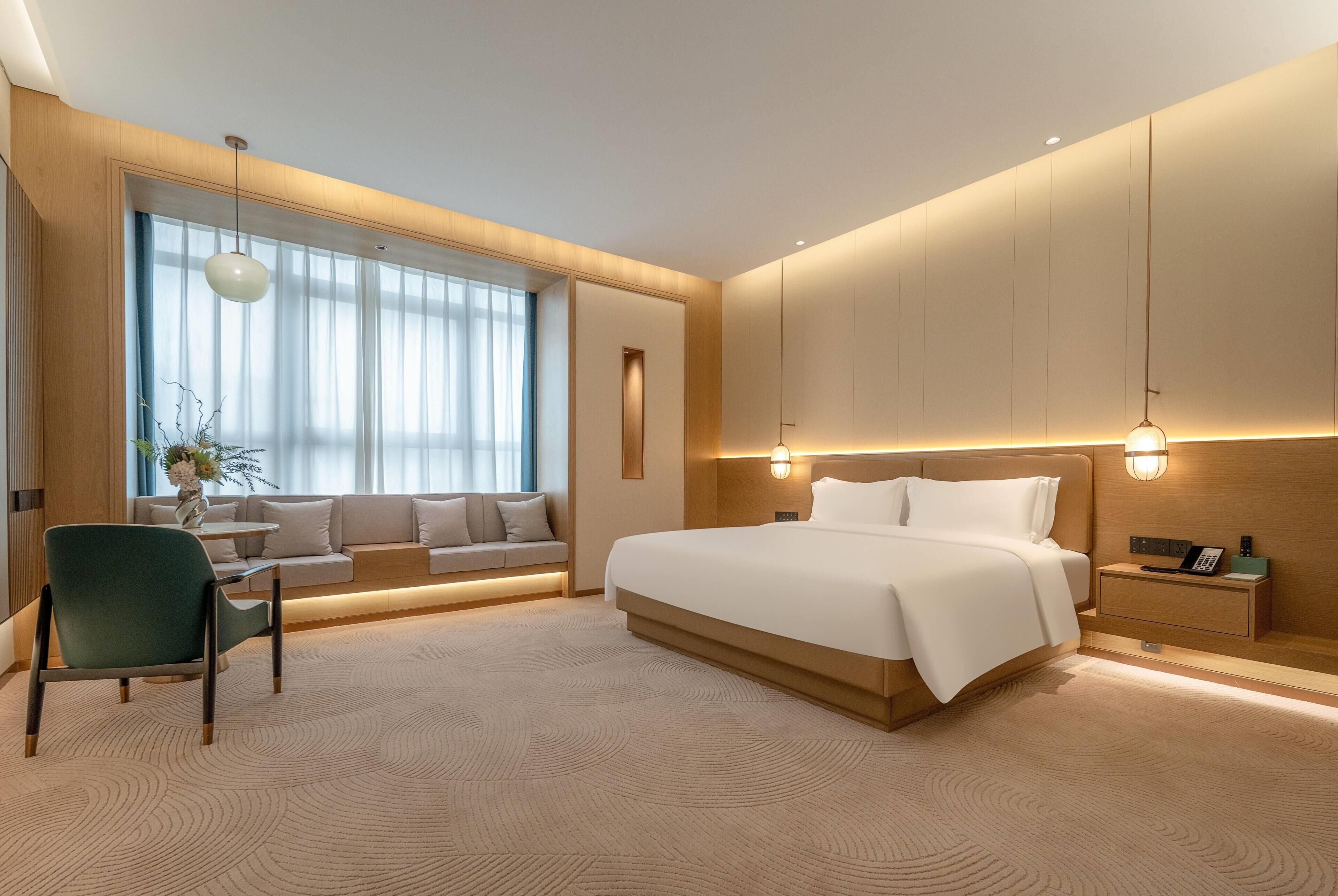 Suite, 1 King Bed, Non Smoking (CEO)