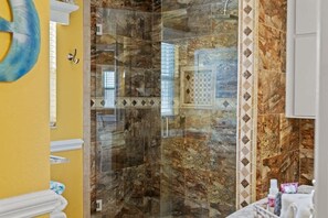 Ducha, secador de pelo, toallas y jabón