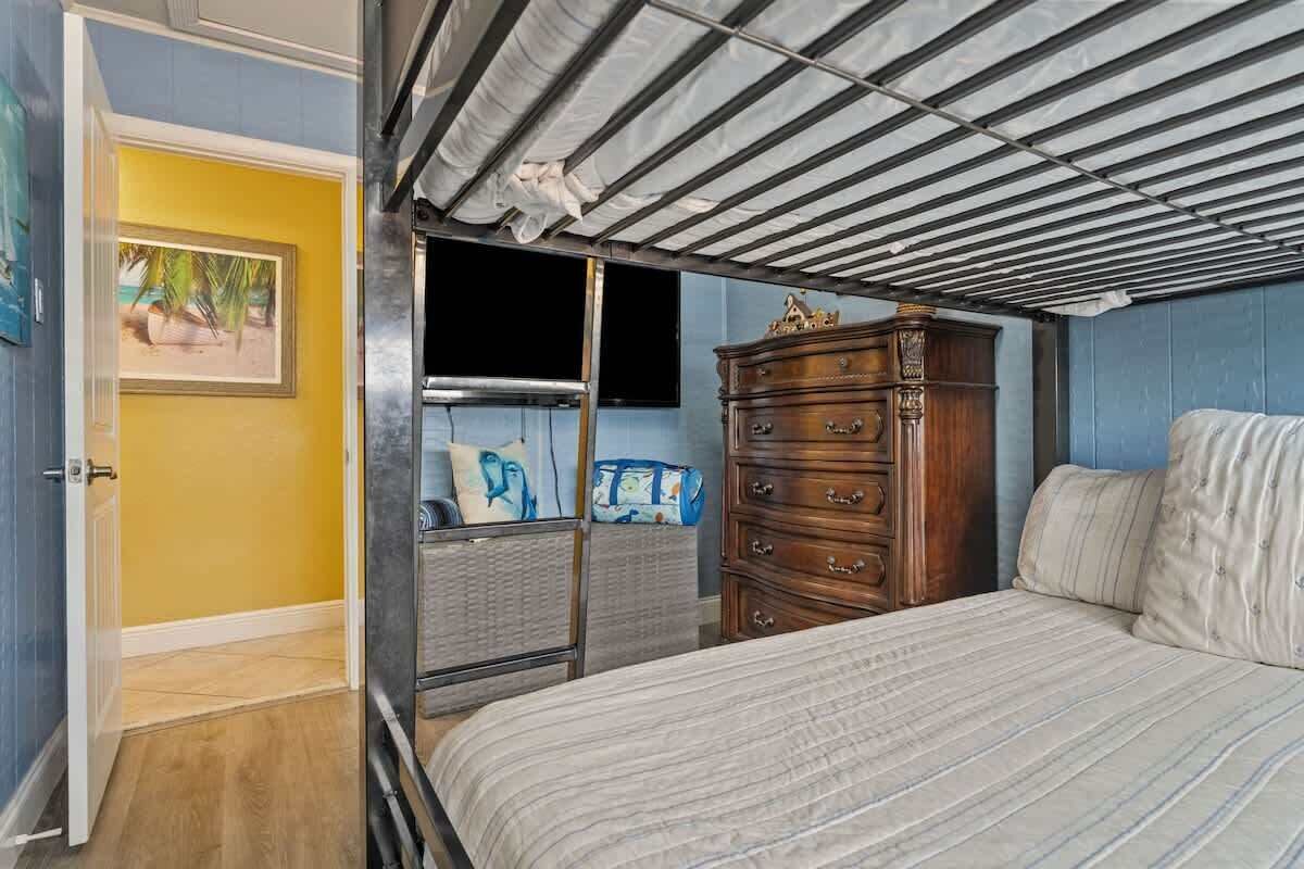 4 bedrooms, iron/ironing board, travel cot, free WiFi
