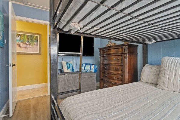 4 bedrooms, iron/ironing board, travel crib, free WiFi - The Gulf Breeze - Direct Access To Gulf | 10% off (Hernando Beach)