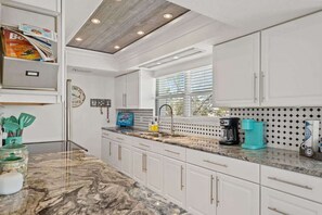 Fridge, microwave, oven, stovetop - The Gulf Breeze - Direct Access To Gulf | 10% off (Hernando Beach)
