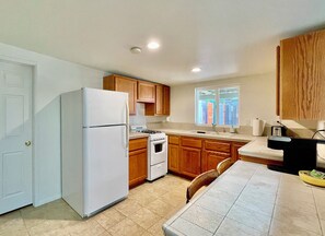 Oven, stovetop - Charming 1-bedroom guesthouse in desirable Ojai close to town with private yard (Ojai)