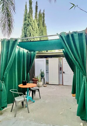 Outdoor dining - Charming 1-bedroom guesthouse in desirable Ojai close to town with private yard (Ojai)
