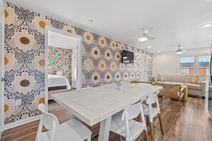 Leilighet, 1 kingsize-seng med sovesofa, ikke-røyk, kjæledyr tillatt | Spiseområde på rommet