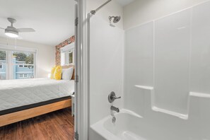 Apartment, 2 Bedrooms, Non Smoking, Pets allowed | Bathroom | Hair dryer, towels, soap, shampoo - Treehouse Lounge - RR Beach Club (North Myrtle Beach)