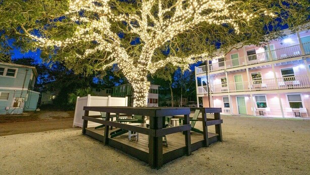 Terrace/patio - Treehouse Lounge - RR Beach Club (North Myrtle Beach)