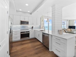 Fridge, microwave, oven, stovetop - Mermaid Manor (Navarre)