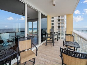 Outdoor dining - Mermaid Manor- 3 Bed/3 Bath w panoramic ocean views of the gulf, Beach Service (Navarre)