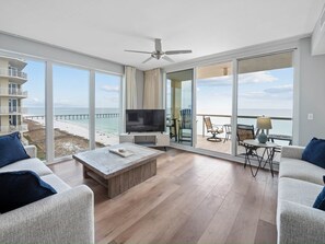 Smart TV, books, computer monitors - Mermaid Manor (Navarre)