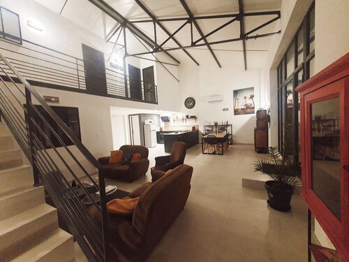 Grand loft moderne avec extérieur privatif, climatisation et stationnement