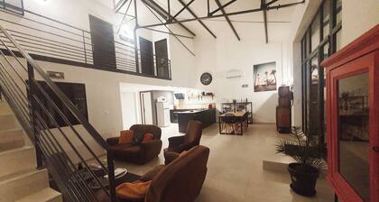 Grand loft moderne avec extérieur privatif, climatisation et stationnement