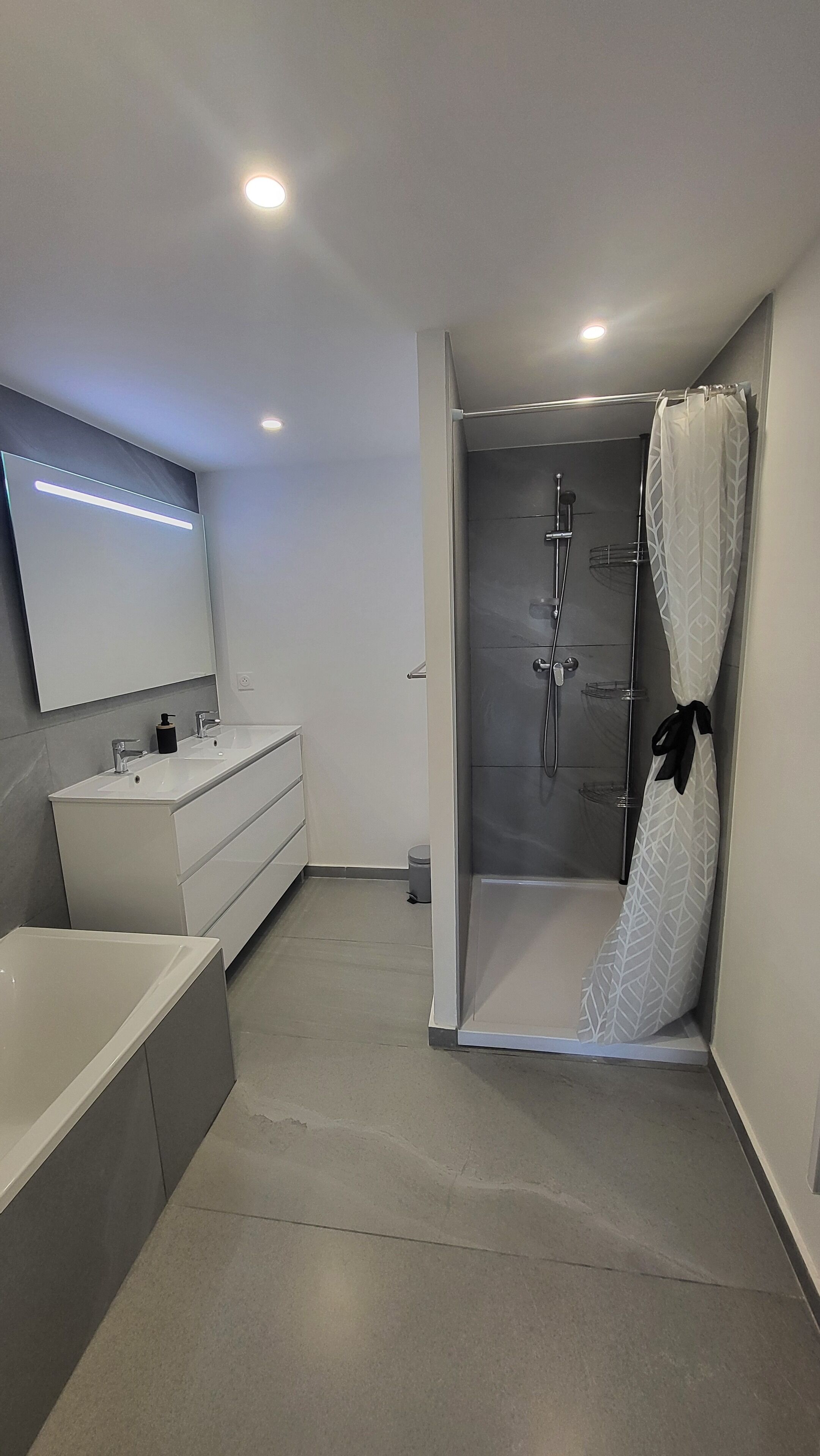 Dusch, hårtork, handdukar och tvål