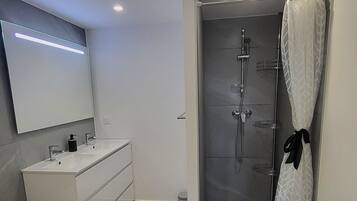 Dusch, hårtork, handdukar och tvål