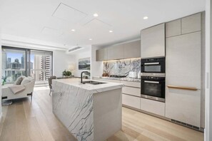 Refrigerador, microondas, horno, placa de cocina