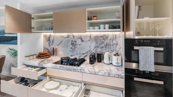 Kühlschrank, Mikrowelle, Ofen, Herdplatte