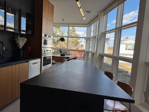 Modern 3BR on the water in Fairfield!