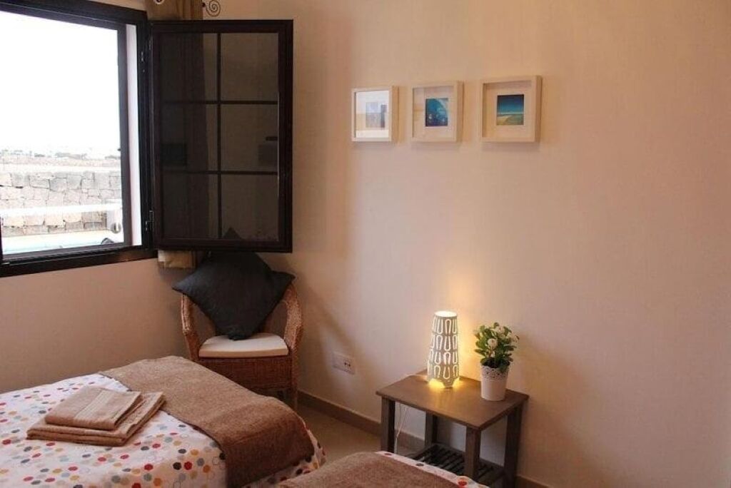 2 dormitoris, planxa i posts de planxar, Internet i roba de llit 