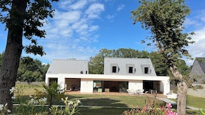 A modern two-story house with a flat roof, large windows, and a well-maintained lawn. - ARCHITECT HOUSE SOUTH FACING 2 min FROM THE LANSERIA BEACH QUIMIAC MESQUER (Mesquer)