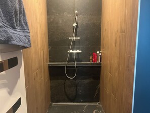 Dusch, hårtork, tvål och toalettpapper