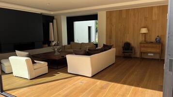 Een televisie en een open haard