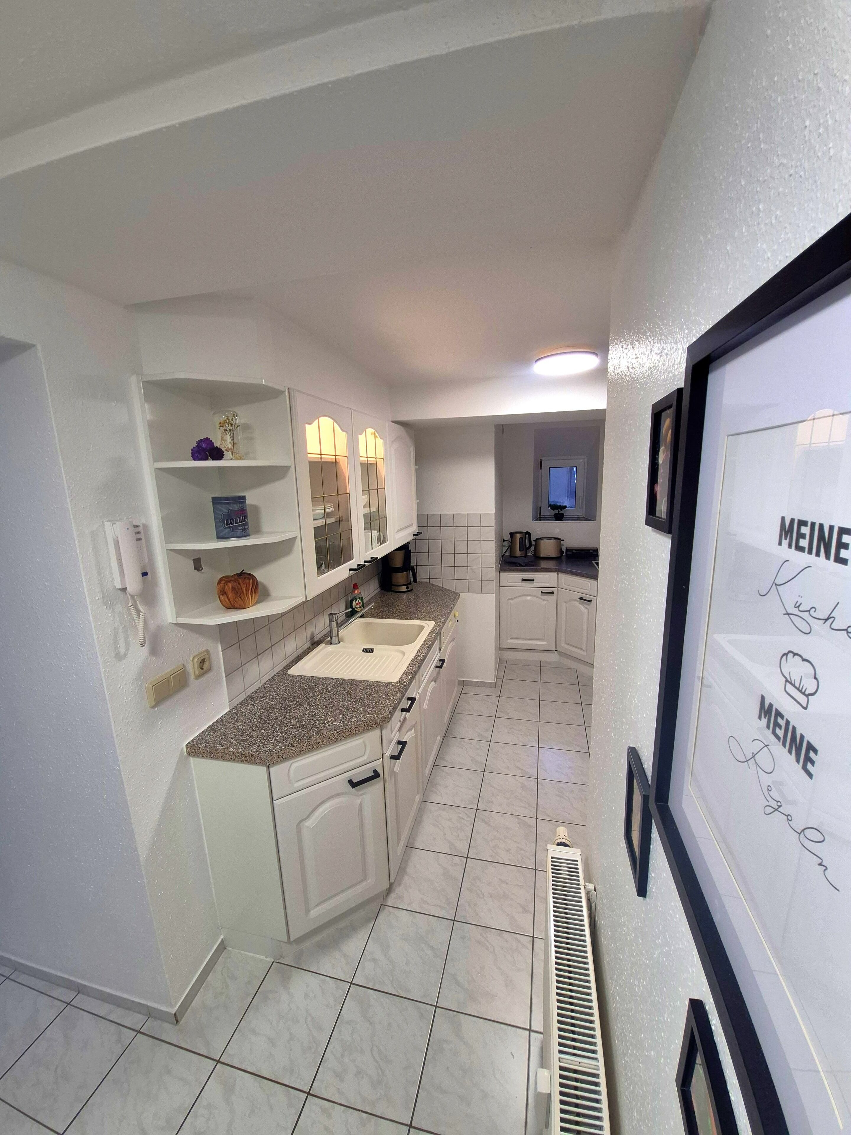 Kühlschrank, Mikrowelle, Herdplatte, Geschirrspüler