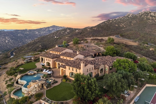 Villa (6 Bedrooms) | Front of property