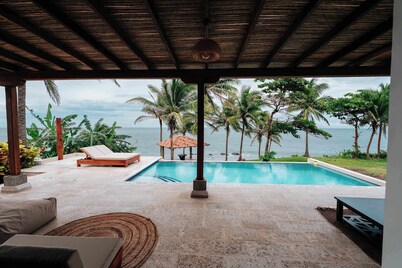 Super Private Beachfront 3BR Villa & Infinity Pool