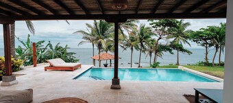 Super Private Beachfront 3BR Villa & Infinity Pool
