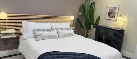 1 chambre, bureau, fer et planche à repasser, lit de bébé portatif