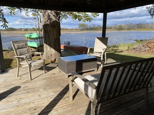 The Nest - Cozy Waterfront on Huycks Bay, PEC