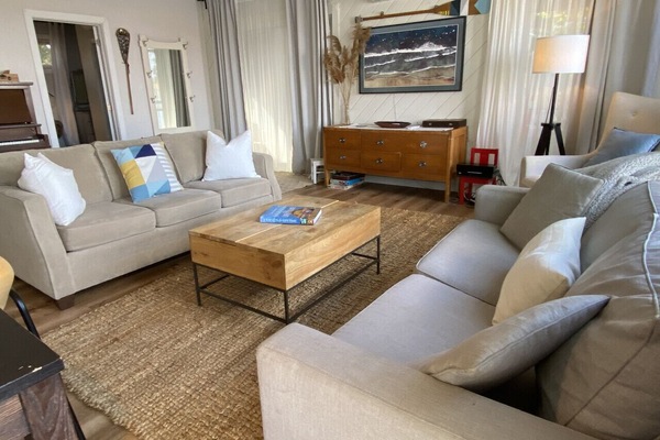 The Nest - Livingroom with floor to ceiling windows overlooking Huycks Bay