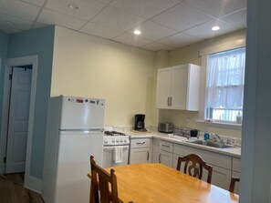 Private kitchen - Charming, airy apt., steps from Eastern Promenade in lovely Portland with AC (Portland)